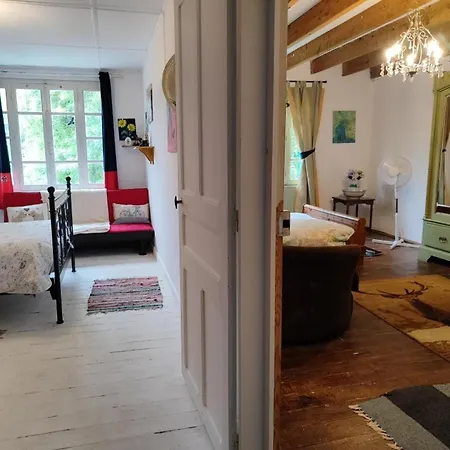 Holiday home 3 Bed-sleeps 6-private Garden-pet Friendly *