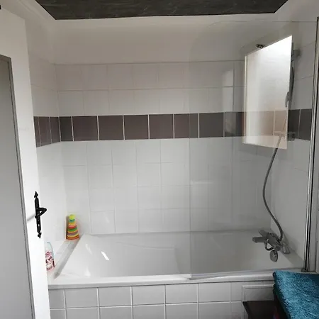 Holiday home 3 Bed-sleeps 6-private Garden-pet Friendly *