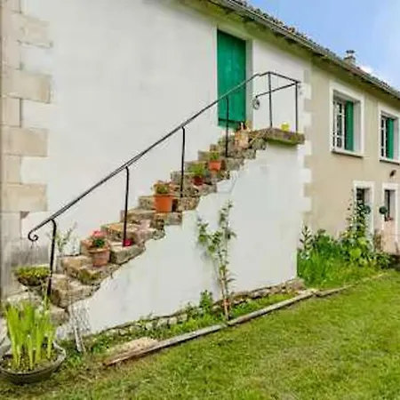 3 Bed-sleeps 6-private Garden-pet Friendly Holiday home *
